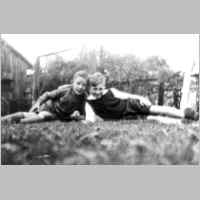 033-0131 Rudi Jodeit rechts 1936 mit seinem Freund Heinz Schubert in Jodeits Obstgarten in Gruenhayn.jpg